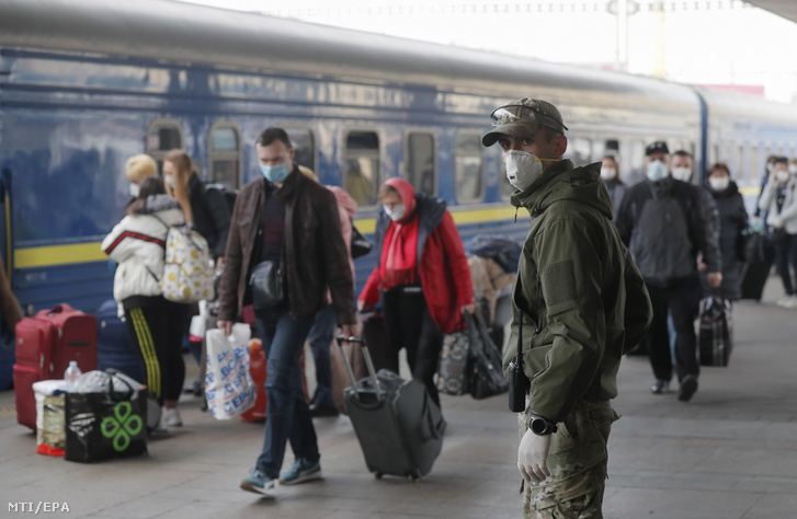Moszkvából érkező ukrán utasok egy kijevi vasútállomáson 2020. március 29-én.