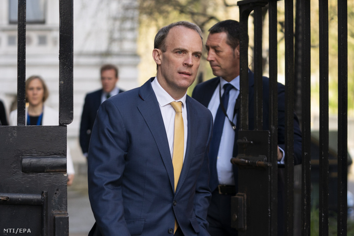 Dominic Raab brit külügyminiszter a londoni kormányfői rezidenciára a Downing Street 10-be érkezik 2020. április 7-én.