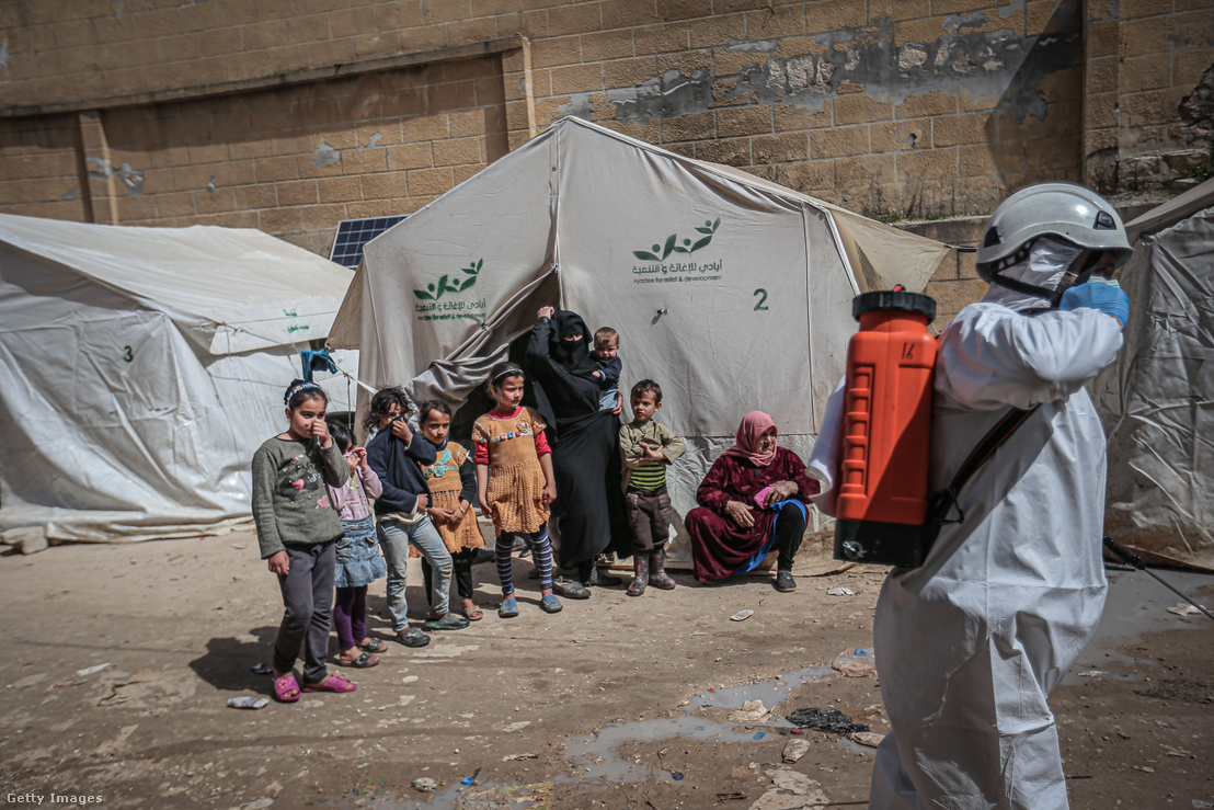 Egy menekülttábort fertőtlenítenek Idlíbben 2020. március 28-án.