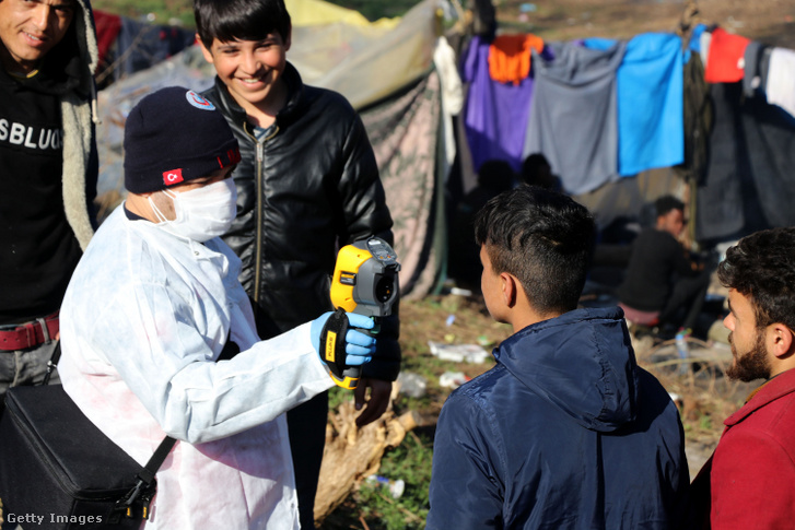 Menekültek lázát mérik a törökországi Edirne tartományban 2020. március 12-én.