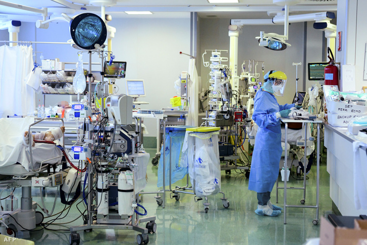 Nővér egy bergamói kórház új koronavírusos betegeket kezelő részlegén