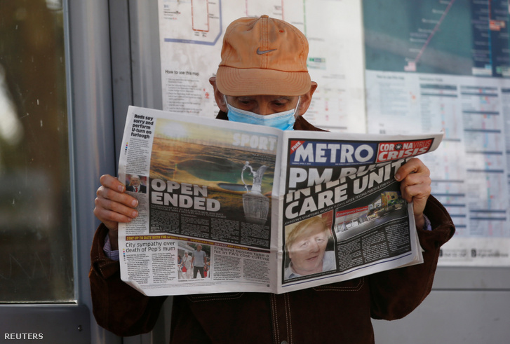 Egy férfi mai újságot olvas a koronavírus hírekkel kapcsolatban a St. Thomas kórház előtt Londonban