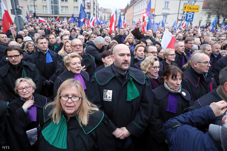 Európai országokból érkezett jogászok tüntetnek Varsóban 2020. január 11-én. A tüntetők a bíróságokról szóló lengyel törvény tervezett módosítása ellen tiltakozó lengyel bírókkal fejezték ki szolidaritásukat.