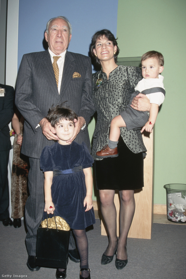 Anthony Quinn és felesége, Kathy Bevin két gyermekükkel 1997-ben