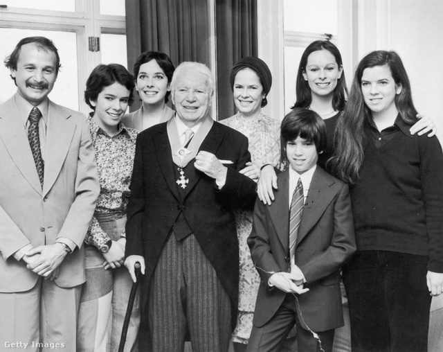 Charlie Chaplin és Oona O’Neill 1975-ben gyermekeikkel