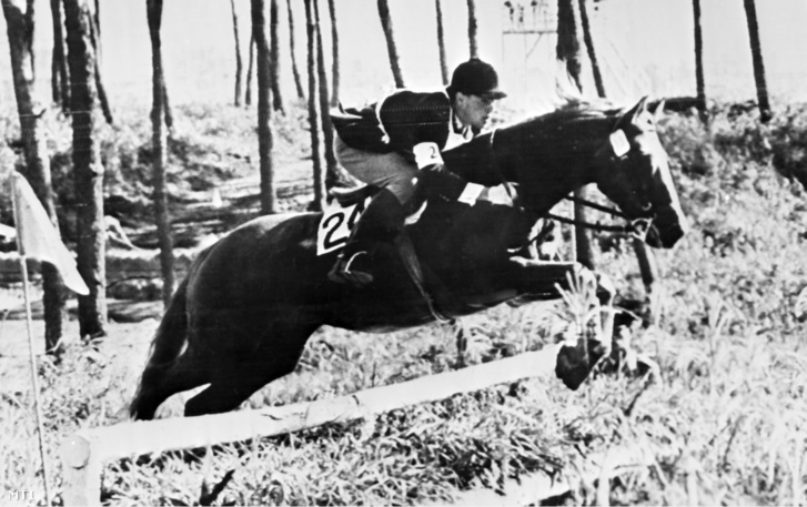 1964. október 15. Dr. Török Ferenc öttusázó versenyez az egyéni öttusaverseny lovaglás versenyszámában a XVIII. nyári olimpián