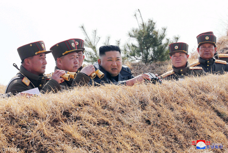 A KCNA észak-koreai állami hírügynökség által 2020. március 21-én közreadott képen Kim Dzsong Un rövid hatósugarú ballisztikus rakéták felbocsátását tekinti meg egy ismeretlen észak-koreai helyszínen tartott gyakorlatozáson.