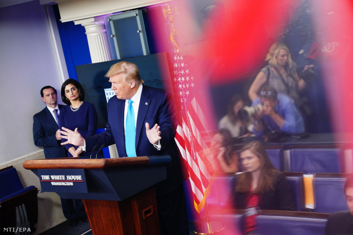 Donald Trump amerikai elnök a koronavírus-járvánnyal kapcsolatos intézkedéseket irányító munkacsoport napi sajtóértekezletén