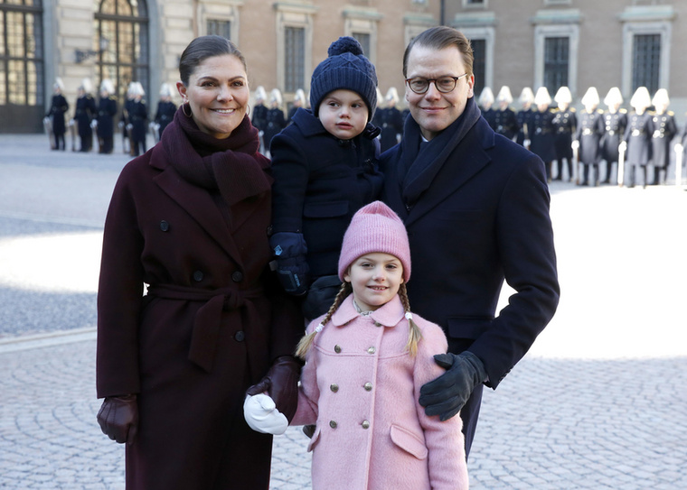 Viktória több eseményen is családjával együtt jelenik meg, vidámak és mosolygósak, nem csoda, hogy szeretik őket a svédek