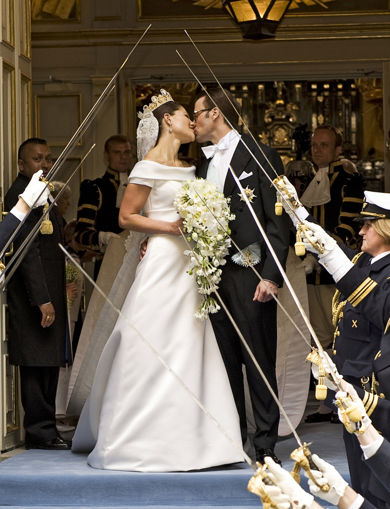 Végezetül zárjuk a lapozgatónkat egy másik csókkal, mely Viktória hercegnő és férje, Daniel Westling esküvőjén csattant el