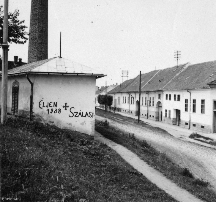 1943. Magyarország,Szeged Kis-Tisza utca, hajósgazda házak, Szálasit éltető felirat nyilaskereszttel