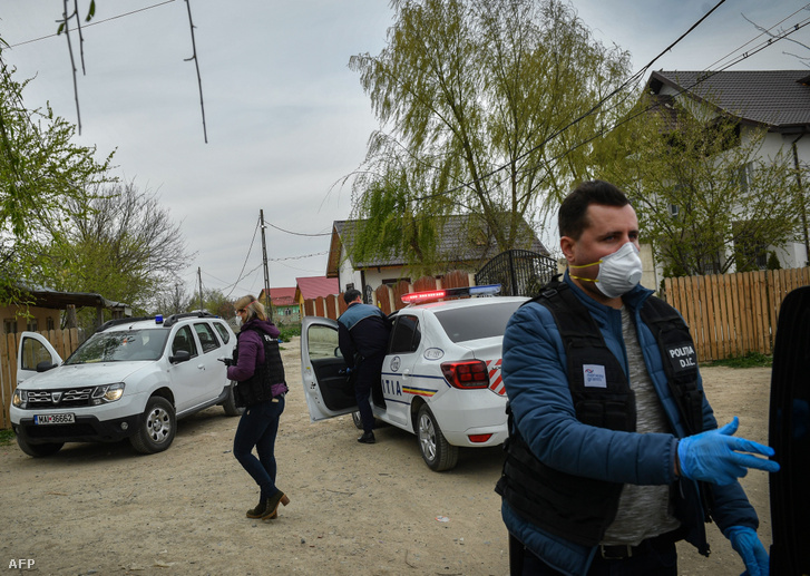 Rendőrök ellenőrzik a lezárt Tandarei városának utcáit 2020. április 4-én Romániában