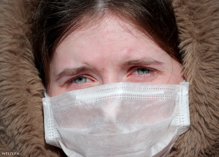 Egészségügyi maszkot visel egy nő egy minszki kórháznál