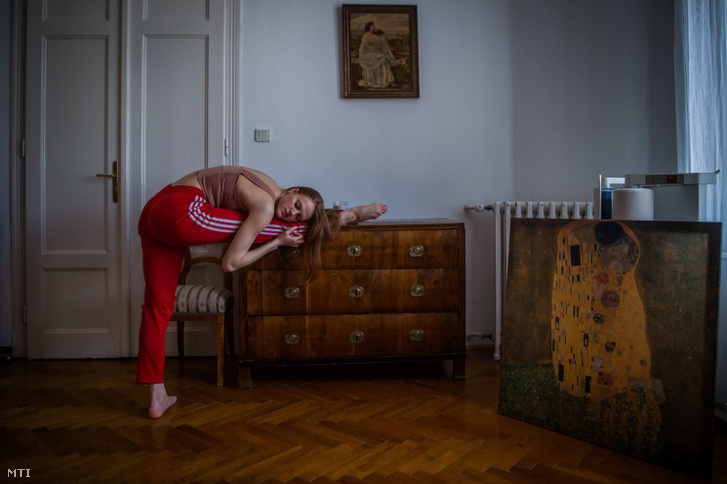 A koronavírus-járvány miatt önkéntes karanténban lévő táncos gyakorol budapesti otthonában 2020. március 27-én