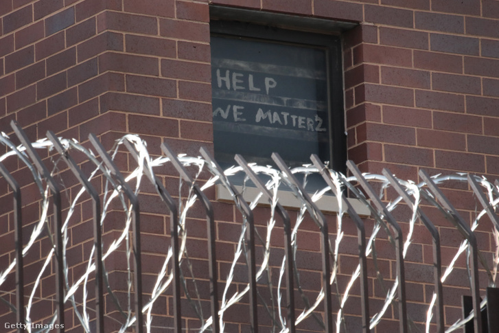 "Segítsenek, mi is számítunk"-felirat egy chicagói börtön ablakában