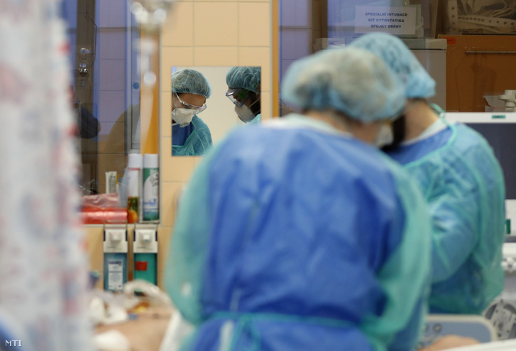 Az új koronavírussal fertőzött betegek kezelését végző intenzív osztály a prágai Általános Egyetemi Kórházban 2020. április 7-én.