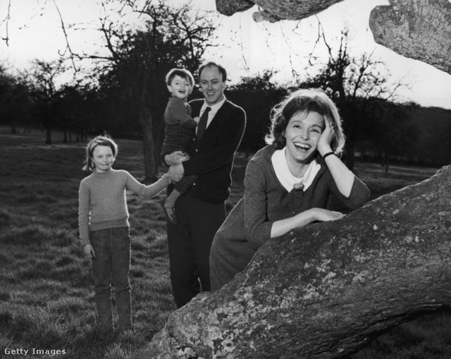 1964: Patricia Neal és Roald Dahl két gyerekükkel