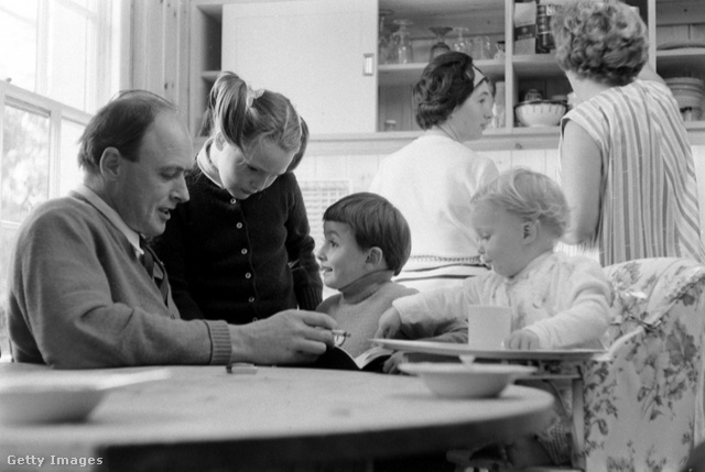 Roald Dahl három gyerekével (Tessa, Theo, és Ophelia) 1965-ben