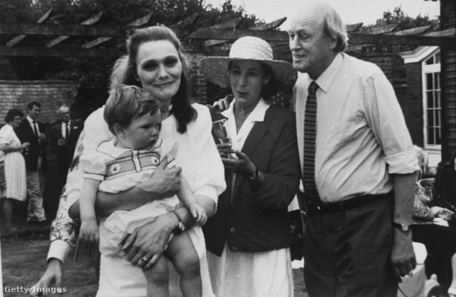 A képen Roald Dahl, második felesége, Felicity, Tessa Dahl és fia, Luke
