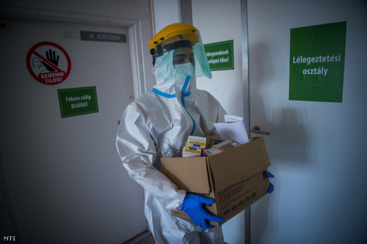 Gyógyszereket visz egy ápoló a koronavírussal fertőzött betegek fogadására kialakított izolációs teremhez az Országos Korányi Pulmonológiai Intézetben 2020. április 8-án.
