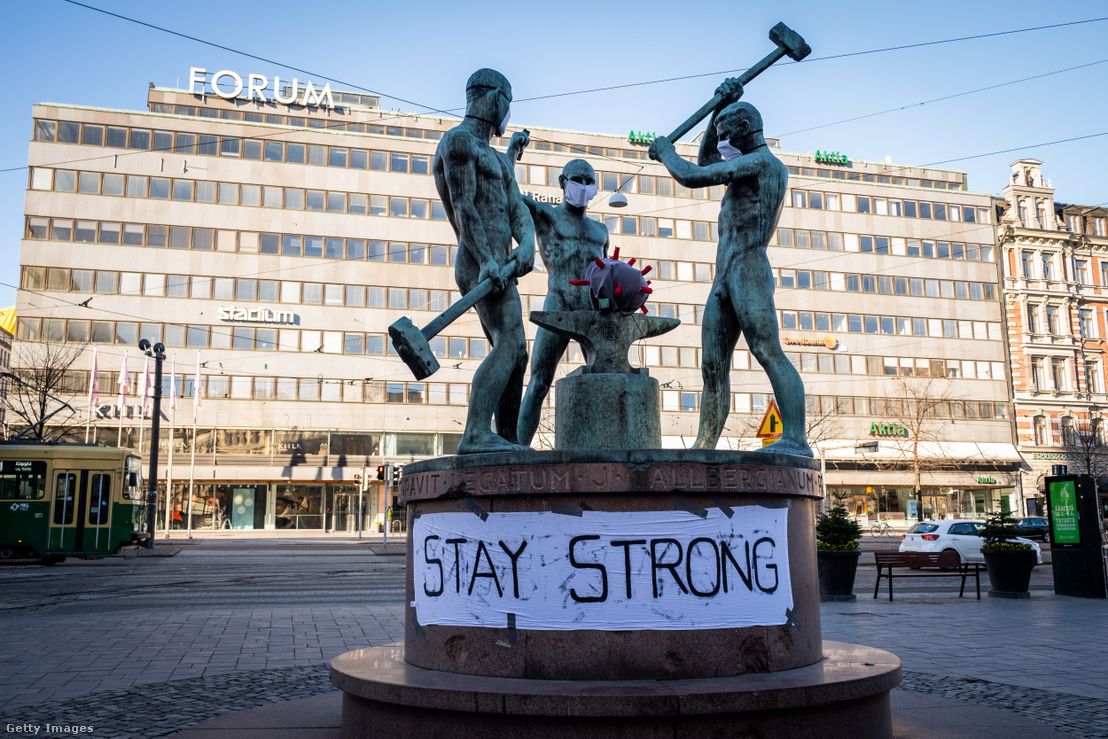 Szoborcsoport (A három kovács) Helsinki kihalt belvárosában, március 31-én