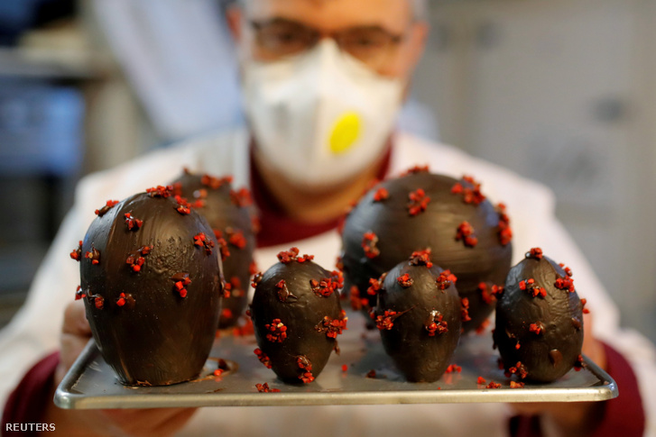 Jean-Francois Pre francia csokoládékészítő koronavírust formáló csokitojásokkal ünnepli a húsvétot landivisiau-i cukrászdájában