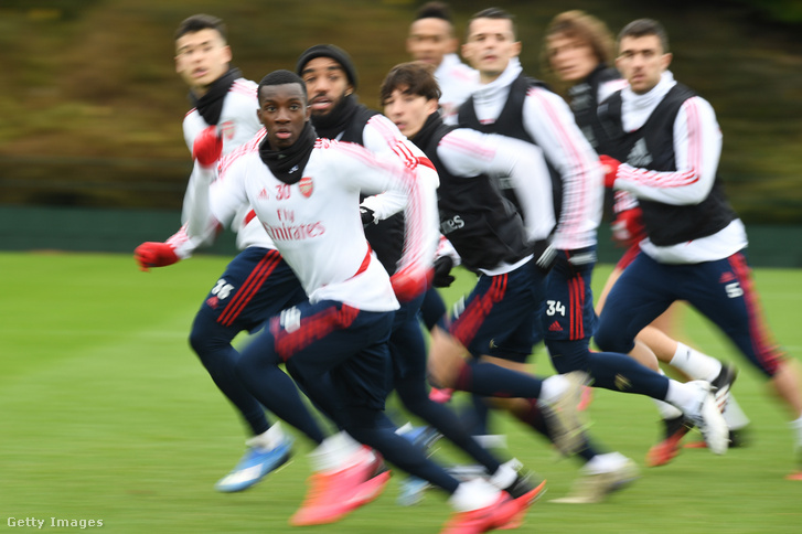 Eddie Nketiah és a többi Arsenal játékos a 2020. március 10-i edzésen London Colney-ban