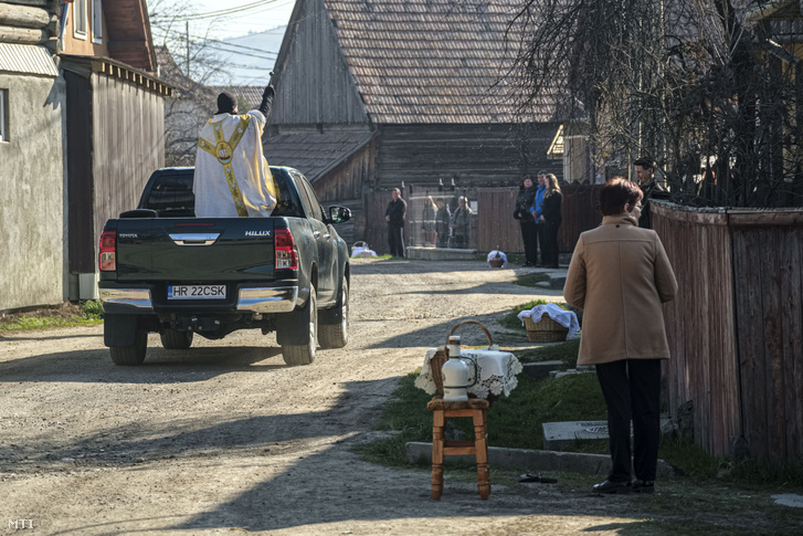 A koronavírus-járvány miatt a szertarást nem lehetett a hagyományos formában megtartani, ezért a plébános autóval járta körbe az erdélyi falut