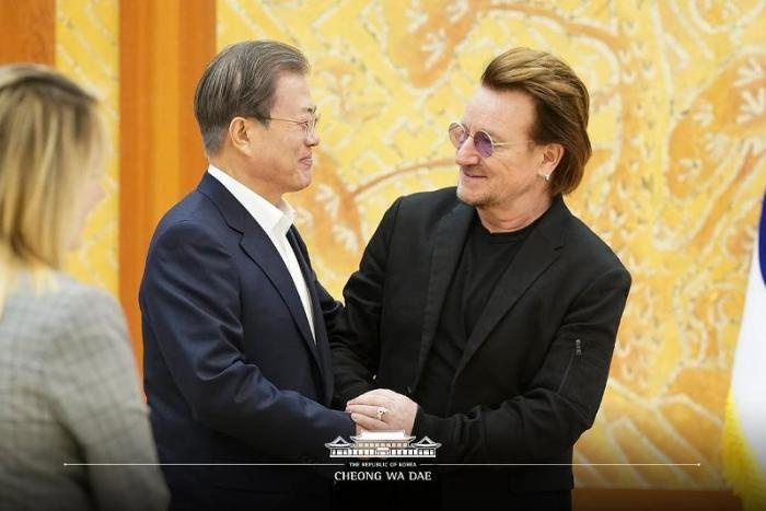 Mun Dzsein és Bono decemberben