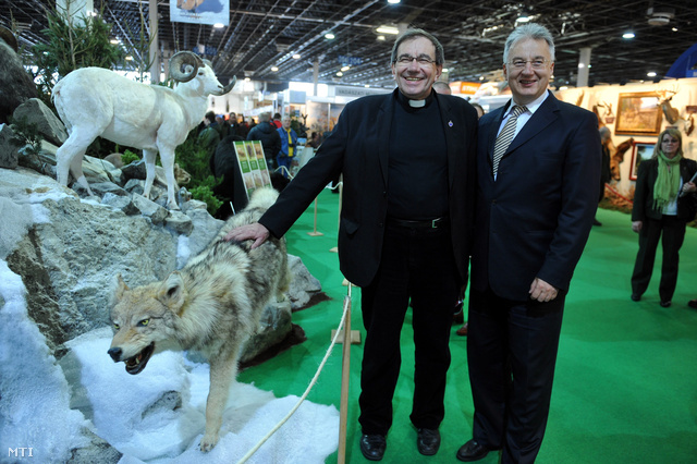 A piarista Lupus Atya (Farkas István) és Semjén Zsolt egy kitömött farkas mellett áll a FeHoVa - 19. Fegyver horgászat vadászat nemzetközi kiállításon a Hungexpo A pavilonjában.