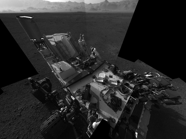 20 fotóból álló mozaikkép a Curiosity marsjáróról