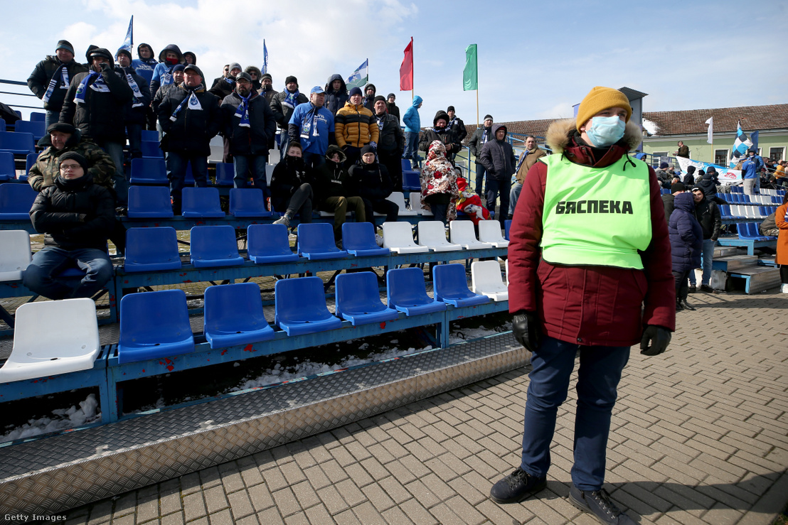 Szurkolók az FK Szluck-Szlavia Mozir-meccsen a szlucki városi stadionban 2020. március 22-én