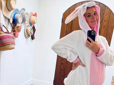 Katy Perry nyúljemezben mutatta meg pocakját, Irina Shaykból mém lett, Zsidró Tamásék online locsolkodtak