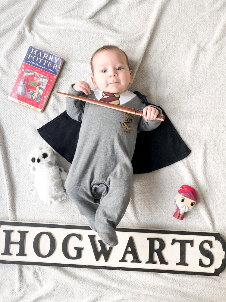 Harry két hónapos korában szerezte első kosztümös élményét, amikor is édesanyja Harry Potter bőrébe öltöztette fiát.