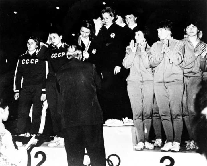 Az aranyérmes magyar Dömölky Lídia, Juhász Katalin, Ágoston Judit (első sor b-j) Rejtő Ildikó és Marosi Paula (hátsó sor b-j) a női tőr csapatverseny eredményhirdetésén a XVIII. nyári olimpián.