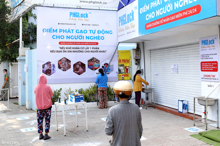 Rizsért sorbanállók az ún. rizsautomatánál Ho Si Minh városában 2020. április 11-én