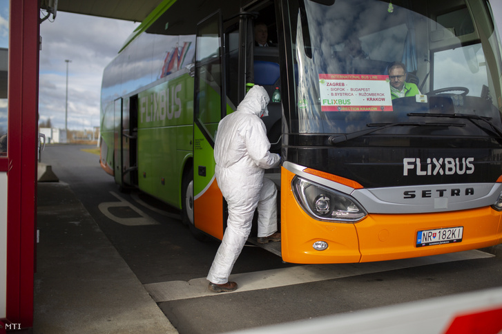 Nemzetközi buszjáratot ellenőriz egy mentőápoló a letenyei határállomáson 2020. február 5-én. A koronavírus-járvány miatt március 17-től határzárat rendelt el a kormány, csak magyar állampolgárok léphetnek az országba.