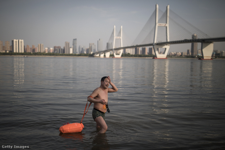 Egy férfi úszás után a Vuhant átszelő Jangce folyóban