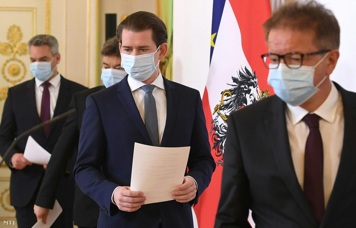 Karl Nehammer osztrák belügyminiszter Werner Kogler alkancellár Sebastian Kurz kancellár és Rudolf Anschober munkaügyi szociális egészségügyi és fogyasztóvédelmi miniszter (b-j) érkezik a koronavírus-helyzettel kapcsolatos óvintézkedésekről tartott bécsi sajtótájékoztatóra 2020. április 6-án. Kurz bejelentette hogy húsvét után kinyithatnak a kisebb üzletek Ausztriában.