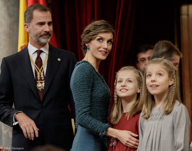 Ez pedig egy másik hivatalos megjelenése a családnak, beleértve a két kislányt: a fotó a parlament tavaly őszi ülésszakának hivatalos megnyitóján készült