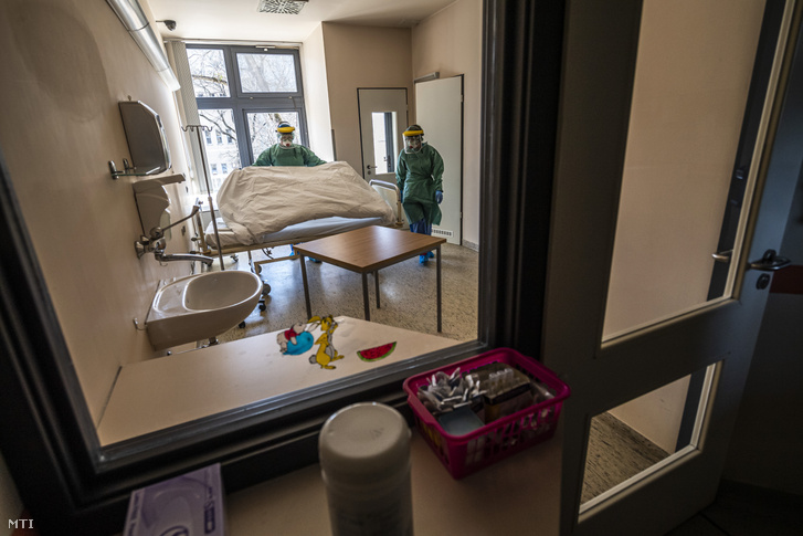 Védőfelszerelést viselő nővérek egy kórtermet készítenek elő a koronavírussal érintett új betegek fogadására kialakított egyik osztályon a Szent László Kórházban 2020. március 16-án