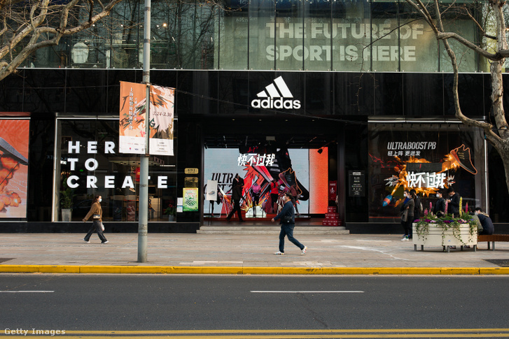 Az Adidas egyik sanghaji üzlete 2020. március 25-én.