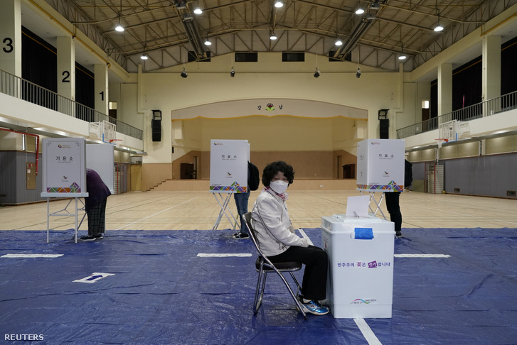 Szavazóbiztos és szavazók a mai választáson Szöulban