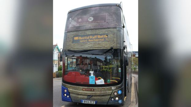 A buszokat újra üzembe helyezték, hogy NHS dolgozókat szállítsanak