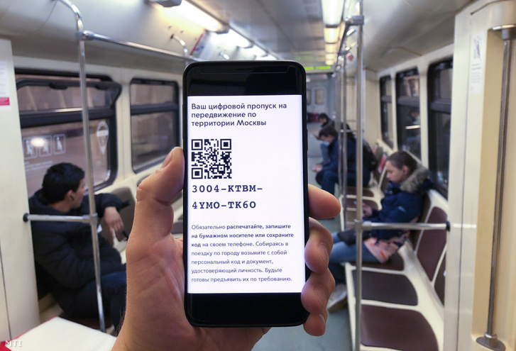 Digitális kódját mutatja az okostelefonján a moszkvai metró egyik utasa 2020. április 14-én.