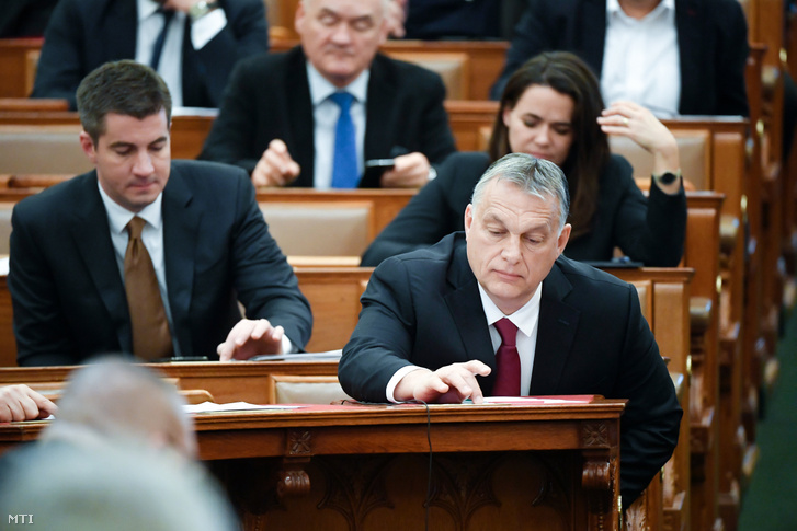Orbán Viktor miniszterelnök szavaz az Országgyűlés plenáris ülésén 2020. március 24-én. Balra Kocsis Máté a Fidesz frakcióvezetője.