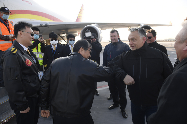 Orbán Viktor miniszterelnök üdvözli a Suparna Airlines Kínából érkezett repülőgépének személyzetét a Liszt Ferenc-repülőtéren 2020. március 24-én. A gép több mint 3 millió maszkot 100 ezer koronavírus-tesztet és 86 lélegeztetőgépet hozott.