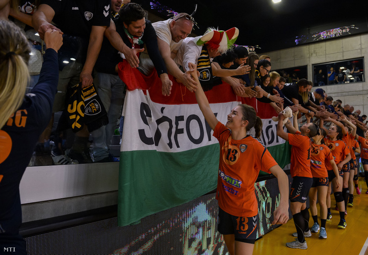 A siófoki csapat ünnepel miután megnyerték az EHF Kupa döntőjét 2019. május 11-én.