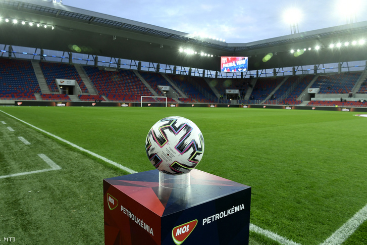 A labda a labdarúgó Magyar Kupa negyeddöntőjében, a MOL Fehérvár FC - ZTE FC visszavágó mérkőzés elején a székesfehérvári Sóstói Stadionban 2020. március 11-én.