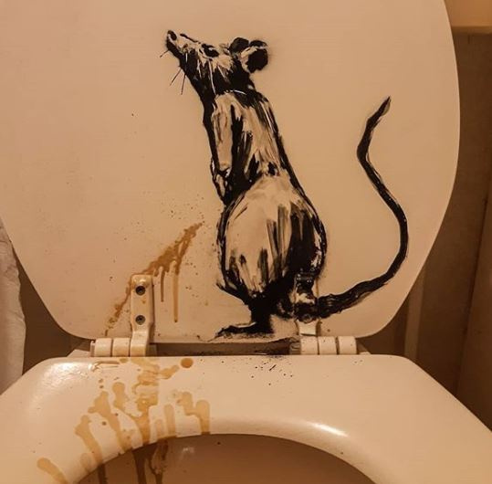 Vandál patkány Banksy fürdőjében